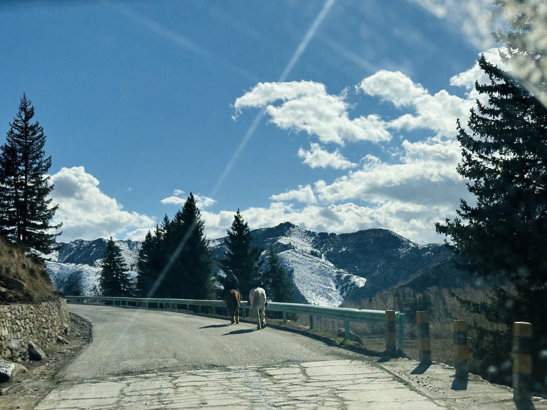 Road to Keketuohai with snow mountains and riders
